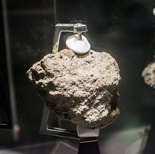 Apollo_12_moon_rock_-_Cleveland_Museum_of_Natural_History_(33938064153)